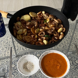 마트에서 우연히 발견한 막창! 별 기대 안하고 먹어봤거든요? 세.상.에.나. 너무 맛있는 거예요!!!🤪식당에서 먹는 맛이고 오동통하고 냄새도 안나고 감자, 마늘, 파 넣어주니 향도 좋고 막창 기름에 구워져 넘 맛있고 양도 많고ㅎㅎ 이 막창을 알게 되고 몇 번을 사먹었나 몰라요ㅋㅋㅋㅋㅋ
#막창 #모던하우스 #비스트로 #프라이팬 #카페트 #도자기 #그릇 #접시 #종지 #먼데이하우스 #거실테이블 