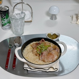 #치킨크림리조또
오늘의 메뉴는 치킨 크림 리조또입니다 전에 몇 번 해 먹었던 치킨 크림 파스타인데 이번에는 리조또로 만들었어요 
치킨은 우유에 담가놓고 키친타올로 물기 닦은 후 소금, 후추 뿌리고 프라이 팬에 닭 껍질부터 익혀주고 닭다리는 따로 덜어줬어요 
팬에 닭 기름 부어주고 다진 양파, 다진 마늘 볶아주다가 페페론치노도 적당량 넣어 볶아 줬어요 저는 버섯을 사는 걸 잊어서 오늘은 안 넣었구요
원래는 파스타라 면수를 넣는데 오늘은 쌀이라 물 붓고 치킨 스톡과 파르마산 치즈 갈아 넣고 굴 소스도 조금, 불린 쌀도 넣어 잘 저어가며 익혀준 다음 조금 먹어보고 생크림도 조금 넣어 잘 섞어 줬어요 닭 다리는 위에 얹어 줬구요 바질은 키우는 건데 햇빛 조명으로 키워서 그런지 색이 연하네요😆
#오늘의장면한컷 #콘수프기록집 #예쁜템최고야 #혼자서도잘먹어요 #사브르 #헤리터 #렉슨 #렉슨미나 #조명 #소품 #추천템 #자취 #저녁 #메뉴 #추천 #맞팔 