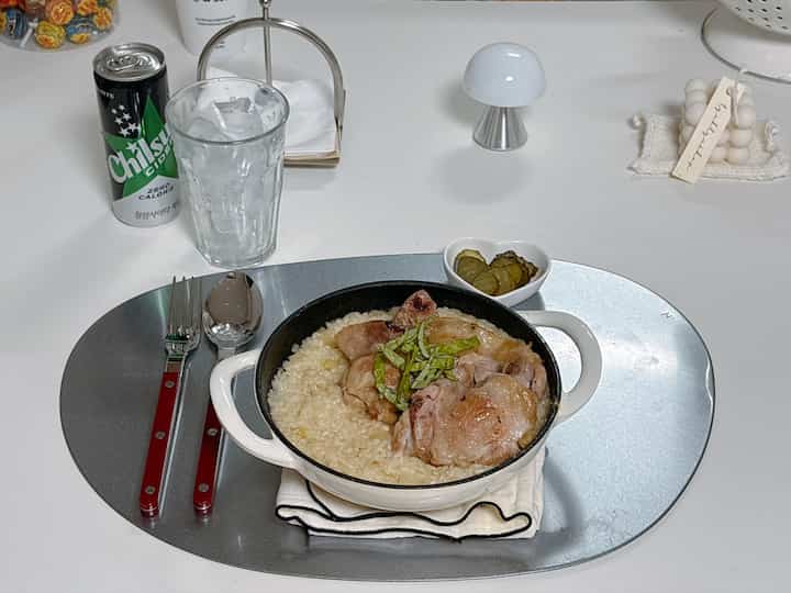 #チキンクリームリゾット

今日のメニューはチキンクリームリゾットです前に何度も食べていたチキンクリームパスタなのに今回はリゾットにしましたよ 

チキンは牛乳に浸して置き、キッチンタオルで水拭きした後、塩、胡椒をかけてフライパンに鶏の皮から煮てくれ、鶏の足は別に和らげました。 

ファンに鶏油を注ぎ、みじん切りの玉ねぎ、みじん切りにんにくを炒め、ペペロンチーノも適量入れて炒めてくれました。

もともとパスタラの綿水を入れるのに今日は米だから水を入れてチキンストックとパルマ酸チーズを入れて牡蠣ソースも少し、呼ばれた米も入れてよくかき混ぜながら煮てくれた後、少し食べて生クリームも少し入れてよく混ぜてくれました。日光照明で育ててグランジ色が薄いですね😆

＃今日のシーンのカット 