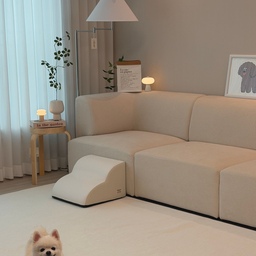 휴지를 위한 현명한 소비템, 바로 릴리브 펫러그 ! 🐶
그동안 거실이 휴지한테는 빙판 같았는데, 
릴리브 펫러그를 깔아주고 나니 한결 안정적으로
뛰어노는 모습이 보여요. 표면 패턴에 논슬립, 쿠션폼까지 
더해져 뛰어놀 때 관절을 보호하고 푹신한 러그 위에서 
편하게 쉬는 모습까지 너무 사랑스럽답니다. 
러그는 관리가 어렵지 않을까 고민했었는데 릴리브 
펫러그는 생활방수 기능으로 물이나 오염 관리도 한결 
편하고, 먼지와 이물질은 청소기로 간편하게 관리할 수 
있어 간편하더라고요. 모던한 디자인이라 거실 분위기에도 
자연스럽게 어울리는 점까지 마음에 쏙! 강아지도 편하고, 
집도 예뻐지는 펫러그랍니다 ෆ 
#강아지매트 #강아지러그 #애견용품 #펫러그 #방수러그
#현명한소비 #콘수프기록집 #펫테리어 #소통 #맞팔