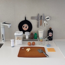 예쁘기만 한 줄 알았는데, 생각보다 손이 자주 가는 주방템들. 🍳
주방용품도 매일 보는 물건이라
기능만큼 디자인도 중요하게 보는 편인데요.
요즘 저희 집에서 잘 쓰고 있는 주방템 3가지를 소개해볼게요.
❶ 에피큐리언 도마
종이섬유를 압축해 만든 소재라
원목 도마처럼 오일링을 해줄 필요가 없고,
관리와 보관이 편해서 손이 자주 가는 도마예요.
얇고 가벼워 간단한 재료 손질할 때 쓰기 좋고,
무엇보다 음식 올려두면 사진이 정말 예쁘게 나와요…🤎