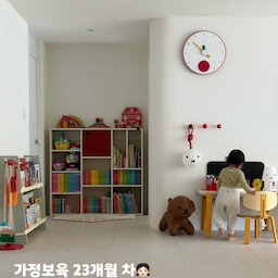 #오늘의우리집 가정보육 23개월차 #아기가사는집
육아는 장비빨 . . ♥️
책 읽고 독후활동 하고 그림 그리기만으로
오전시간 보낼 수 있는 우리집 ! 
매일 올릴 때 마다 문의 주시는 
✷ 사진 속 #유아가구 정보 ☻ 
책장 • 책상 • 전면책장 모두 #뮤토모
상세 옵션도 많이 물어보셔서 다 적어뒀어요 !
▪️책장 MU.Cubby 1200H • Cream Buff
+ Cubby box 추가 • camellia
▪️책상 MU. Gene‘ Petit
다리 높이•컬러 43cm • Oxford Yellow
Clip Organizer Oxford Yellow
Clip Board French Black
▪️의자 MU. Chair
높이 25cm 컬러 Oxford Yellow
▪️전면책장 MU.Folio 
전면 Cream buff 측면 Sage 선반 Winter sunshine
#콘수프기록집 #아기책상 #유아책상 #아기책장 #유아책장 #아기와사는집 #미술용품 #가정보육 #아기가구 #유아책상 #아기가있는집거실 #책육아 