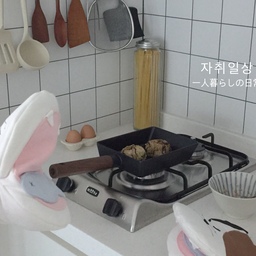 #오늘의우리집 자취 일상 ♪ 
원래 저는 일주일에 3일은 배달 음식을 시켜 먹던 사람인데
자취하고 나서는 안 시켜 먹으려고 노력중이에요 💪(• ̫•)
#콘수프기록집  #자취 #자취요리 #자취일상 #구축 #구축빌라 #부엌 #주방 #자취방주방 #빈티지인테리어 #주방장갑