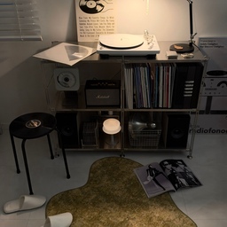 #우리집뮤직존 #콘수프기록집 💿🎧🩶
밀키홈의 뮤직존이란 이름을 짓고,
작은 선반 속 턴테블과 천천히 모아가는 바이닐들
그리고 CD와 함께 꾸며본 공간이에요.
봐주시는 분들도 좋아해 주시고
저도 이 공간에서만큼은
마음이 편안해지는 기분이 들어요. 
새롭게 깔아본 러그로 가을 무드까지 생긴 것 같아요.
다음 주에는 드디어 6월에 예약한 새 바이닐이 오는데
너무 기대가 되네요🤍
#밀키홈 #취미공간 #음악감상 #뮤직존 #내돈내산 #선반꾸미기 #무인양품 #스텐선반 #러그 #세이투셰 #조명 #아르떼미데 #일광전구 #스툴 #레코드 #lp플레이어 #턴테이블 #lp #수납장 #슬리퍼 #포스터 #셀프인테리어 #데코타일 #cdp #감성인테리어 #내방꾸미기 #알파룸 #집꾸미기