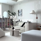 #인테리어노하우 #콘수프기록집 
거실에 실링팬만 달아주어도 달라지는 분위기
그동안 실링팬이 하고싶어도 
살면서 실링팬 공사라니...과정이 번거로울까봐 못하고있었어요.

실링팬 작업을 하며 전기 배선작업도 하고 
끝난뒤 도배업체 연결해서 해결했더니
생각보다 번거롭지않고 만족도가 높은 요즘이에요! 

제가 선택한 실링팬은 로슬러 프라임3 제품이고
여기에 추가로 LED키트를 사서 조명도 들어오게 사용중이에요.

아이가 있다보니 조도에 예민해서 고민했던 조명. 
우물천장에는 매입등 12개, TV,소파 쪽에는 3개씩 
설치해서 총 18개를 작업했어요. 

다켰을때 밝기는 그전 거실 조명의 2/3 밝기 정도 되는데
실링팬 조명은 켜지 않아도 충분히 밝은 느낌이라
안켜게 되더라구요 ◡̈ 

여름에는 더위를 겨울에는 환기를 
진작 할걸 싶었던 실링팬이랍니다❤︎ 

#로슬러 #실링팬 #실링팬시공 #거실인테리어 #거실꾸미기 #아이가사는집 #집꾸미기 #패브릭소파 #거실서재화 #셀프인테리어 #맞팔 #소통 


