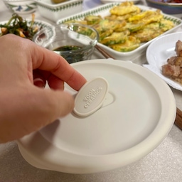 #현명한소비 #콘수프기록집
냉동밥 맛없다고 하는 딸 덕분에
냉동밥그릇까지 사는 엄마 😂
밥맛이 얼마나 달라질지 궁금해서
요즘은 요 그릇에 밥을 소분해두고 있어요.
과연 딸의 평가는…? 🤍
#윤도자기 #윤도자기냉동밥그릇 #냉동밥그릇 #냉동밥 #냉동밥보관 #밥보관용기 #밥소분 #살림템 #주방템 #주방살림 #살림스타그램 #살림기록 #주부스타그램 #집밥 #집밥스타그램 #오늘의집 #오늘의살림 #우리집살림 #살림추천 #생활템 #주방용품 #그릇추천 #도자기그릇 #냉장고정리 #살림꿀템
