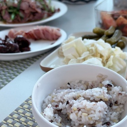 #오늘의우리집 #콘수프기록집 #콘수프기록 
시어머님 덕분에 아침은 든든하게 먹게되는거같아요
이제 한달도 안남은 이 행복이지만!
출산하고 어머님의 밥상덕분에 몸회복은 너무 잘된거같아요 그래서 살이 안빠져버린…ㅋㅋㅋ
이제 둥이육아로 잘 못챙겨먹을테니 지금 미리 영양분 채워넣어야겠어요!
오늘은 오리고기볶음+매실장아찌+명란까지!!
#아침식사 #아침메뉴 #아침 #아침밥 #아침식단 #아침풍경 
