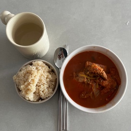 스팸참치김치찌개 저녁으로 먹고 다음날 재탕ㅎㅎ
찌개는 다음날이 더 맛나죠?😋
스팸도 참치도 듬뿍 넣어 넘 맛있었어요~
다른반찬 없어도 김치찌개 한 그릇이면 밥 뚝딱이죠!!!
#스팸참치김치찌개 #김치찌개 #모던하우스 #밥그릇 #도자기 #국그릇 #다이소 #머그컵 #머그잔