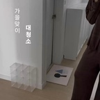 가을맞이 대청소 🧹🦦

온종일 움직였는데 티가 하나도 안 나서 
조금 슬픈 살림 기록입니다,, 

인테리어 공사할 때 주방과 거실 사이 숨숨집 겸 캣타워를 만들었는데요. 이 공간은 결국 고양이의 선택을 받지 못하여 너저분한 창고로 쓰이다가, 무지 서랍함을 추가하여 깨끗한 듯 너저분한 수납 공간으로 완성되었고요.

수건 바구니는 매번 생각만 하다가, 쌓인 빨래 보며 스트레스 받던 어느날 확 질러버렸는데.. 아니 이걸 왜 이제 산 거죠..! 결혼 5년 차 그 만큼 버텼으면 됐다 싶은. 이젠 빨래 째려보느라 힘 그만 뺄래요 🤸🏻

#살림 #정리 #빨래바구니
#콘수프기록 #집에서제일바빠 