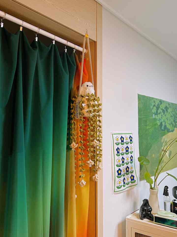 ファブリックの位置を変えて雰囲気を切り替える✨💚

小さな部屋に設置したファブリック隠しを寝室の扉の方に移してみました。考えてみるから作業空間で寝室が見えないといいですよ🙄
インターホンのある部分には小さなファブリックポスターをつけてくれたら可愛く隠せるので気に入ってます🌼

＃素敵なテム最高屋＃コンスープ記録集 
