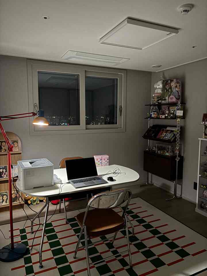 新婚旅行の一人だけ 
かわいいフィギュア人形を持つワークルーム 
フィギュア組立や事務報は自分だけの書斎空間🧸

＃書斎＃フィギュア＃フィギュアルーム＃趣味部屋＃ホームオフィス＃ワークスペース＃ドクジルスペース＃新婚家の装飾＃ホームオフィス＃ホームオフィスの装飾
＃ワークスペース＃作業室を飾る＃趣味部屋＃コンスプ記録 
＃かわいいテム 