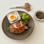 샌모닝 | 🥪
⠀ ⠀ 
강습 중 가장 기다리는 금요일 핀데이
오리발 아이템 있어야 접영 가능하기 때문에..
쫀쫀 접영, 파워 접영 나도 하고 싶다
⠀ ⠀ 
집으로 오는 길 내내 배고프다는 생각뿐
오자마자 에프 예열-수영템 정리하고
샌드위치 러버는 오늘도 빵
⠀ ⠀ 
⠀ ⠀ 
⠀ ⠀
#홈브런치 #샌드위치 #테이블웨어 #브런치타임 #소금빵샌드위치 #브런치메뉴 #홈카페 #플레이트
#수저받침 #홈카페용품 #플레이팅 