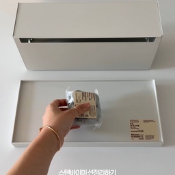 멀티탭 수납함 바이블이라는 MUJI 제품으로 스탠바이미 선 정리했어요!
온갖 선이랑 스탠바이미 충전본체까지 먼지가 쌓여서 뭉치기 일수..
선때문에 로봇청소기로 청소하기도 어렵고..
이리 깔끔히 정리하고나서는 로봇청소기에 걸리지도않고
바퀴 단 덕분에 가까운 거리는 스탠바이미와 함께 끌고 다니기도해요!
미루지말고 진작할걸..🫠
#콘수프기록집 #현명한소비 #콘수프챌린지 #콘수프필름 #콘수프기록 
#수납템 #무지 #muji #수납 #정리 #스탠바이미
#멀티탭정리함 #멀티탭 #신혼집꾸미기 #신혼집인테리어 
#집꾸미기 #집에서제일바빠 
