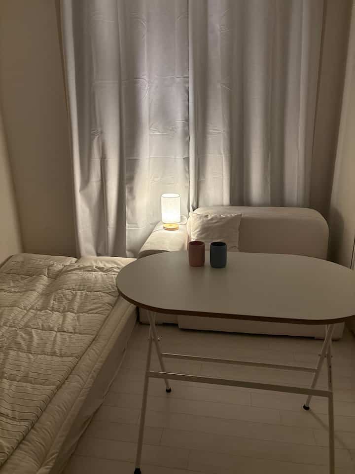 少し遅れましたが、いよいよ紹介する私の最初の自炊部屋🏠🤍

こんにちは！跡を始めながら一つずつ私だけの空間を満たしている自炊生です 🫶🏻

今日の家にキッチンテムを先に紹介してみると、いよいよ私の空間紹介が遅れましたね🥹

まだ一つずつ満たしていますが、
小さな空間の中でも私の好きなもので
居心地の良い実用的な家を作っています。

これから私の跡と
ちょっとしたサリムテム、おにぎり、跡日常まで
一つずつご紹介させていただきます 🧺🍳

私の小さなスペースに遊びに来てください！  #콘수프기록 #오늘의우리집 #자취방 #자취방인테리어 #원룸인테리어 #원룸 