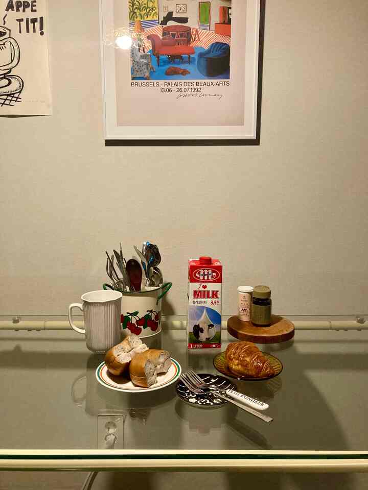 ＃コンスープ記録集

見るだけでも気分良くなるホームカフェテーブル🥐☕️
ビンテージポスターの下でおいしいベーグルとクロワッサンと赤ちゃんのボウルとフォーク:)
好きな好みで選んだきれいな我が家ホームカフェゾーン🩵

#ホームカフェインテリア#ホームストア#連休記録