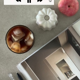 #콘수프기록집 #커피존완성템 
커피를 내렸는데, 마음까지 따뜻해졌어요 ☕️🤎
마음 따뜻한 사람이 직접 로스팅한 원두를 보내줬어요.
봉투를 열자마자 느껴지는 고소한 향,
커피가 내려오는 걸 기다리는 시간까지 괜히 더 좋더라고요.
산미 없이 고소한 맛이 딱 제 취향이라
이 친구에게 당장 원두를 팔아달라고 하고 싶었어요 ㅎㅎ
너무 쫀쫀하지 않은 크레마도 마음에 쏙.
얼음 가득 담아 마시니 제 입엔 그저 완벽한 한 잔이었어요.
좋아하는 커피에 누군가의 정성까지 담기니
익숙한 우리 집 커피 시간이 조금 더 특별해졌어요 ♥
이 글을 볼 마음 따뜻한 친구야.. 나에게 원두 점 납품해즈겠니..(?)
#홈카페 #homecafe  #홈카페영상 #브레빌876 #원두추천 #홈카페인테리어 #홈카페꾸미기 #커피타임 #감성공간 #인테리어소품 #살림템 #살림템추천 #집꾸미기 #아파트인테리어 #홈카페존 #홈카페족 #주방인테리어 #브레빌876 #반자동커피머신 #브레빌 
