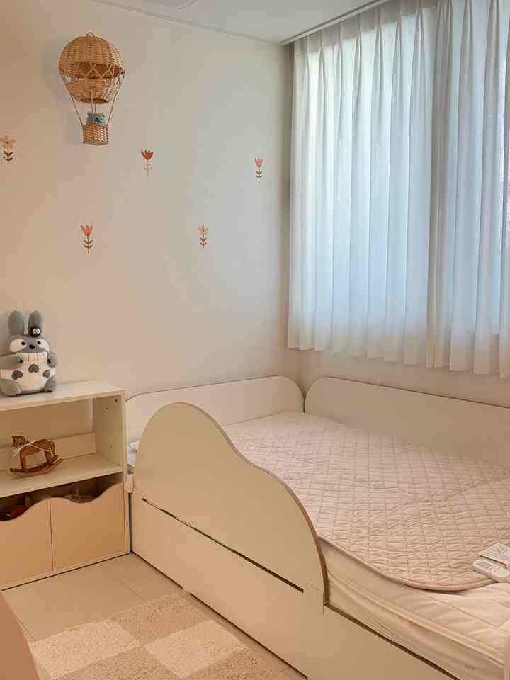 私の家で一番寒い部屋である2番目の部屋 
ここはランドリールームと面している北向きなので、冬になると冷たい運が感じられました。 
昼寝時に暖かいとカーボンマットを敷いてくれました🤍

＃今日の私たちの家＃コンスープレコードハウス＃ベビールーム＃ベビールームの飾り＃冬の準備＃寝室の装飾＃寝室のインテリア＃今日のガーデン＃カーボンマット＃コミュニケーション 