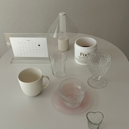 𐙚 우리 집에서 자주 쓰는 애정하는 주방템 컵 모음집 🥛
1. OLIVTRAST 올리브트라스트
투명하고 둥근 쉐입이 매력적인 이케아 유리컵🤍 깔끔한 디자인이라 매일 물이나 음료를 마실 때 사용하기 좋아요.
2. OFANTLIGT 오판틀릭트
세로 골지 디테일이 예쁜 화이트 머그컵 🤍 따뜻한 커피나 차를 마실 때 자주 손이 가는 데일리 컵이에요.
3. KLIPPLAX 클리플락스
나선형 패턴이 돋보이는 이케아 유리컵🤍 심플하면서도 은은한 포인트가 있어 음료를 담아도 예뻐요.
4. 빌레로이앤보흐 컵
집들이 선물로 받은 빌레로이앤보흐 컵 🤍 평소와는 조금 다른 분위기를 내고 싶은 날 꺼내 사용해요. 테이블에 올려두기만 해도 고급스러운 느낌이 가득해요.
5. 쿡차 하트 소주컵
작은 하트 모양이 사랑스러운 쿡차 하트 컵 🤍 작고 귀여운 디자인 덕분에 소품처럼 바라보기만 해도 기분이 좋아지는 컵이에요.
매일 편하게 사용하는 컵부터 특별한 날 꺼내는 컵까지, 하나씩 모으는 재미가 쏠쏠해요. 𓂃 ࣪˖
여러분은 어떤 컵이 가장 마음에 드시나요? 🫧
#오늘의집 #오늘의집FTC #FTC29기 #오늘의집에프티씨 #오집FTC29기 #신혼집꾸미기 #사택신혼집 #주방인테리어 #주방템 #컵모음 #이케아컵 #올리브트라스트 #오판틀릭트 #클리플락스 #빌레로이앤보흐 #쿡차하트소주컵 #하트소주컵 #유리컵 #머그컵 #홈카페 #홈카페소품 #테이블웨어 #감성주방 #신혼살림 #오늘의집온라인집들이 #감성인테리어 #따뜻한집 #주방용품 #신혼집인테리어 #나는따뜻함을조아해