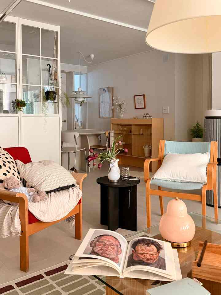 色が濃くなったリビングルーム🏡

ほぼ2年目満足して使用中のカウォールパーティション！

キッチンと空間の分離もでき、インテリア効果もあるので、見るたびに満足しながら使用中です。

ガラス仕切りがあまり魅力的な製品です！

最後の写真は見るほどきれいな棚で仕上げます🤍



＃かわいいテム最高屋＃キッチン＃ダイニングルーム＃キッチン飾り＃壁＃パーティション＃スチールパーティション＃スペース分離＃アパートインテリア＃構築アパート＃フレーム＃ラグ＃バルマット＃テーブルクロス＃ダイニングテーブル＃ウッドインテリア＃ビンテージチェア＃ルミール＃照明＃コンスープ記録集