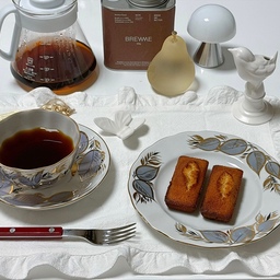 #핸드드립 #핸드드립커피 
오늘의 홍 카페는 핸드드립 커피와 휘낭시에예요 차도 자주 마시지만 드립 백 커피도 종종 마셨어요 저는 아메리카노는 쓴맛? 탄 맛이 더 느껴져서 라떼를 마시는데 우연히 마셔 본 드립 커피는 맛이 좋아서 간편하게  즐기다 보니 핸드드립도 해 보고 싶은 생각이 들었어요
그래서 검색을 해보다가  할인 중인 하리오 드립 세트랑 핸드드립 용 분쇄 커피 원두를 모아 뒀던 오늘의 집 포인트로 구입했어요 그리고 핸드드립 커피에는 구움 과자가 잘 어울릴 것 같아서 이번에도 휘낭시에를 주문했어요
#오늘의장면한컷 #콘수프기록집 #예쁜템최고야 #하리오 #혼자서도잘먹어요 #조명 #렉슨 #렉슨미나 #소품 #추천템 #자취 #주말 #티타임  #코흐오브제 #사브르 #임페리얼포슬린  #추천 #맞팔 