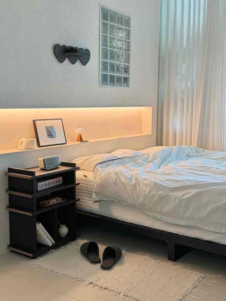 #호텔같은우리집

🛏️ BEDROOM
ブラック＆ホワイトの調和で完成した寝室です。
きれいながらも穏やかな照明のおかげで
ホテルのように居心地の良い雰囲気があります✨

🖥️ DESK
ホワイトにシルバーを加えるとすっきりとスタイリッシュな感じです。
好きなオブジェでいっぱいにします。
座っている時間も気分が良くなります🥹☕️

🍳  #데스크테리어 #주방인테리어 #우드화이트인테리어 #홈카페 #집꾸미기