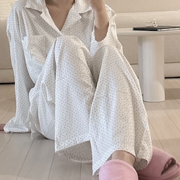 #오늘의집을통해제품을제공받아직접사용한후기입니다
간절기에 입기 좋은 잠옷을 찾던 중에 만난 오늘의집 layer 파자마🤍
일단 색감이 너무 예뻐서 마음에 들었는데, 실제로 받아보니 원단이 정말 만족스러웠어요! 
은은하고 부드러운 색감이라 집에서 편하게 입기에도 좋고, 깔끔한 디자인이라 더 마음에 들더라고요. 
특히 가볍고 부드러운 에어핏 원단이 몸을 따라 차르르 떨어지는 느낌이 정말 좋아요. 피부에 닿는 촉감도 부드럽고 답답하거나 달라붙지 않아서 입고 있는 내내 편안해요. 너무 얇지도 두껍지도 않은 원단이라 요즘 같은 간절기 날씨에 덥지도 춥지도 않게 입기 딱 좋더라고요.
움직임이 편하도록 신경 쓴 디테일 덕분에 잠잘 때 뒤척이거나 집에서 활동할 때도 불편함이 없어요. 게다가 세탁 후 보풀 걱정까지 덜 수 있는 원단이라고 하니 관리하기에도 좋을 것 같아요.
무엇보다 웃긴 건 제가 입으려고 했는데 사진 찍자마자 남편에게 빼앗겼다는 거예요😂 
남편도 입어보더니 원단이 너무 부드럽고 편하다며 마음에 쏙 들어 하더라고요.
결국 하나 더 데려와서 커플 잠옷으로 입을 예정입니다🤍 
디자인부터 색감, 착용감까지 모두 만족스러운 파자마라 추천하고 싶어요!
📌 #오늘의집레이어 #layer #오늘의집layer체험단 #에어핏잠옷 #긴팔잠옷 #파자마세트 #잠옷추천 #홈웨어추천 #레이어체험단2609 #커플잠옷 #커플템