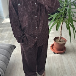 #오늘의집을통해제품을제공받아직접사용한후기입니다.
평소 편안하게 입을 수 있는 잠옷을 좋아하는데, 
이번에 입어본 refine 부드러운 
에어핏 긴팔 잠옷 파자마 세트는 
디자인부터 착용감까지 마음에 들었어요 🤎 
브라운 컬러에 귀여운 땡땡이 패턴이 더해져 
부담스럽지 않으면서도 사랑스러운 느낌이 들더라고요. 
상하의 모두 넉넉하게 떨어지는 핏이라 
몸에 달라붙지 않고, 
잠잘 때 뒤척이거나 집에서 움직일 때도 편안했어요. 특히 차르르 떨어지는 에어핏 원단이 가볍고 부드러워 피부에 닿는 느낌이 좋았고, 입고 있는 동안에도 답답함이 적어 더욱 만족스러웠어요. 
바지에 주머니가 있어 간단한 소지품을 넣거나 
집 안을 돌아다닐 때도 실용적이랍니다. 
잠옷은 하루 중 가장 편안하게 쉬어야 할 시간에 
입는 옷인 만큼 착용감이 중요한데, 
디자인과 편안함을 모두 챙긴 제품이라 좋았어요. 
자주 세탁하는 잠옷 특성상 
보풀 걱정 없이 관리하기 편하다는 점도 장점이에요. 귀여운 디자인에 가벼운 착용감, 
실용적인 디테일까지 갖춰 
집에서 보내는 시간을 더욱 편안하게 만들어주는 잠옷이에요. 
편안하면서도 예쁜 홈웨어를 찾고 계신 
분들께 추천하고 싶어요 💤 
브라운 컬러가 주는 차분한 분위기 덕분에 
집에 있는 시간만큼은 기분 좋게 입을 수 있어요. 
세트로 갖춰 입기만 해도 깔끔하고 예뻐요. 
디자인이 귀여워 매일 손이 갈 것 같아서 추천이에요 !
#오늘의집레이어 #layer #오늘의집layer체험단 #에어핏잠옷 #긴팔잠옷 #파자마세트 #잠옷추천 #홈웨어추천 #레이어체험단2609
