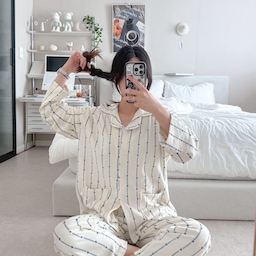 #현명한소비 #콘수프기록집
집에서 보내는 시간만큼은 편안하게 🤍
오프아워 모닝글로우 수면 잠옷 세트
잔잔한 블루 스트라이프 패턴이 
깔끔하고 예뻐서 마음에 들었던 파자마예요
166cm인 저는 넉넉하게 입는 걸 좋아해서 
L 사이즈로 선택했어요
수면잠옷 재질이지만 무겁지 않고 
가벼운 착용감에 촉감까지 정말 부드러워서 
더욱 마음에 들더라구요
상의 아래쪽에 주머니까지 있어 실용적이고, 
편안함과 디자인을 모두 챙긴 잠옷이라 정말 추천해요 💤
#오프아워 #모닝글로우 #수면잠옷 #잠옷세트 #오늘의가든 #아끼는애정템 #침실 #침실인테리어 #파자마 #파자마추천 #잠옷추천 #웜브릭 #패브릭침대 #포스터 #겨울잠옷 #가을잠옷 #베어브릭 #오브제 #캔들 #포터블조명 #침실꾸미기 #포근한침실 #스탠딩모빌 #집순이템 #집들이선물 #선물추천 #조화 #포스터인테리어 