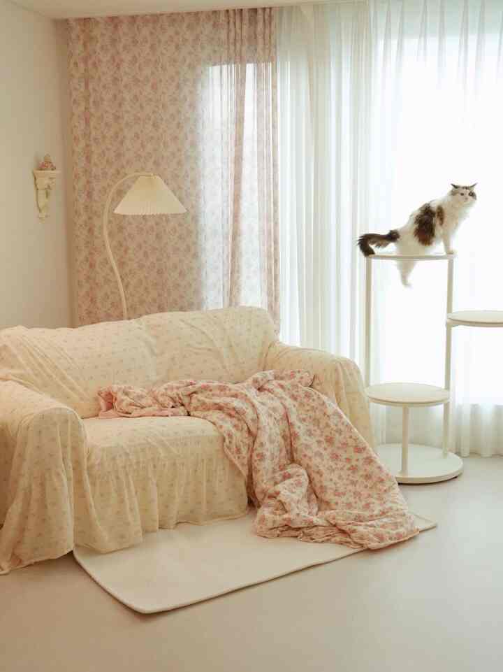 こんにちはメルです🧚🏻‍♀️

秋が来たのに、日中は太陽がちゃんとしたので、まだ少し暑いと思います☀️

それでもいつ突然寒くなるのか分からないから
ミリミリの家にも暖かい雰囲気を加えていますよ🤎

ふわふわのラグを敷いただけです。
家の中の雰囲気も一気に近づいた感じ🧸

今後の寒い季節にも自宅で暖かく居心地よく過ごせるように
メリチュードホームも少しずつ秋の準備中ですよ🍂

＃コンスープ記録集

