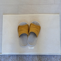 #오늘의집을통해제품을제공받아직접사용한후기입니다.
발매트는 디자인도 중요하지만 매일 사용하는 제품인 만큼 흡수력이나 미끄럼 방지, 세탁과 관리의 편리함도 꼼꼼하게 살펴보게 돼요.
색상이 튀지 않고 무난해서 기존 인테리어와 자연스럽게 어울리는 점이 마음에 들었어요. 전실에서 실내화를 신고 벗는 공간에 두었는데, 밋밋했던 공간이 한층 화사해진 느낌이라 만족스러웠습니다.
두께는 개인마다 느끼는 차이가 있겠지만, 평소 풍성한 털 소재의 발매트를 사용하던 저에게는 살짝 얇게 느껴졌어요.  다만 쿠션감이 아주 큰 편은 아니어도 오히려 털이 눌리거나 뭉치는 부담이 적어 형태가 오래 유지될 것 같아요. 로봇청소기가 지나다닐 때 걸리지 않고 발에 걸리는 느낌도 없어 일상에서 사용하기 편했습니다.
흡수력도 기대했던 것보다 괜찮았고, 바닥에 들뜨거나 밀리지 않도록 논슬립 가공이 되어 있어 안정적으로 밀착되는 점도 좋았어요. 발매트가 자꾸 움직이면 위치를 다시 잡아줘야 하는데, 그런 번거로움이 적어 편리하더라고요.
통째로 물세탁할 수 있는 워셔블 제품이라 오염되었을 때 세탁하기 좋고, 건조도 빠른 편이라 관리 부담도 덜할 것 같아요.
풍성하고 도톰한 털의 촉감보다는 깔끔한 디자인과 적당한 흡수력, 미끄럼 방지, 청소와 세탁의 편리함을 중요하게 생각하는 분들에게 실용적인 발매트가 될 것 같습니다.
#오늘의집레이어 #layer #오늘의집layer체험단 #위셔블발매트 #세탁가능발매트 #다용도매트 #발매트추천 #레이어체험단2609