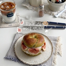 🥯
무화과 그릭 베이글 샌드위치🥯
꾸덕한 그릭요거트랑 
버무려 만드는 과일+그릭 샌드위치🤍
겉바속촉 바질베이글에 가득 담아˚✧₊•⁎⁺˳✧༚
반갈샷 시도했지만
실패가능성 1000%느낌이라 바로 포기🤭
새로 산 원두로 만든 모카포트 라떼까지
넘나 맛도리🎶
🔖
반가른 베이글
한쪽엔 버터 툭툭
한쪽엔 무화과잼
꾸덕한 그릭요거트에 무화과 촵촵 잘라 넣고
너무 으깨지지 않게 버무려
베이글 속으로!!
_
#홈카페 #무화과그릭베이글샌드위치 #무화과그릭샌드위치 #샌드위치 #홈쿡 #오홈스토랑 #예쁜템최고야 #콘수프기록집 #이케아 #비알레띠모카포트 #사브르 