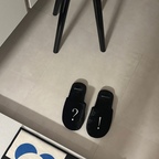 #오감리뷰 셀렉션 프로그램을 통해 제품을 제공받아 직접 사용하고 스타일링한 후기입니다.

현관이 점점 지저분해 보이는 것 같아 간편하게 분위기를 바꿔볼 수 있는 데코타일을 선택했어요. 기존 현관에 크게 불만은 없었는데 막상 타일을 붙이고 나니 비포 에프터 차이가 생각보다 확실해서 만족스러웠어요. 

장점
1. 디자인과 디테일
다양한 디자인으로 취향에 맞게 선택할 수 있고, 무늬만 인쇄된게 아닌 엠보싱 기법으로 표면 질감을 살려 고급스러운 느낌이 들었어요. 
2. 간편한 시공 방법
타일 뒷면 화살표 방향에 맞춰 배치한 다음, 바닥 스티커로 고정하면 끝!  복잡한 공구나 전문적 시공기술이 필요하지 않아 좋았어요. 
3. 가성비와 내구성 + 안전한 소재
비싼 시공비를 들이지 않고도 흠집이나 얼룩 가리고 싶을 때, 큰 비용없이 집안 분위기 변화에 좋을 것 같아요. 변색과 오염에 강하고 유해 성분 걱정없이 사용할 수 있다는 점도 좋았습니다.

유일한 단점이라면, 예뻐진 현관에 신발을 벗어두기 싫어졌다는 것 뿐! 
작은 변화로 공간이 달라질 수 있다는 걸 경험했어요☺️👍🏻

#주식회사새로고침 #콘수프기록집 #콘수프기록 #새로고침데코타일 #새로고침 #감성현관 #셀프인테리어 #현관타일 #잘산템 #인테리어노하우 #오늘의우리집 #세이투쎄 #룸슈즈 