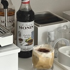 #콘수프기록집 #오늘의우리집

집에서 카페 메뉴를 즐기는 방법! ☕️

홈카페를 마련한 뒤로 집에서 커피를 즐기다 보니,
밖에서는 오히려 집에서 만들기 번거로운 음료를
찾아 마시게 되더라고요.

그중에서도 제가 가장 자주 사 먹는 메뉴는 밀크티!
그런데 홍차를 우유에 우리는 번거로운 과정 없이
얼그레이 시럽만으로 간편하게 밀크티의 풍미를 낼 수 있다고 해요.

그래서 오늘은 얼그레이 시럽을 활용해
카페에서 가장 맛있게 마셨던 메뉴 중 하나인
밀크티 크림 라떼를 만들어 봤어요.

생크림에 얼그레이 시럽을 넣어 부드러운 폼을 만들고,
우유에 에스프레소 2샷을 더한 뒤
그 위에 향긋한 얼그레이 폼을 올려주면 완성!

번거로운 과정 없이도 카페에서 마셨던 그 맛을
집에서 간편하게 즐길 수 있더라고요.

이제 커피는 물론, 좋아하는 밀크티 메뉴까지
집에서 언제든 만들어 마실 수 있게 생겼어요 ;)


#홈카페 #카페메뉴 #카페레시피 #홈카페메뉴 #밀크티
#화이트홈카페 #홈카페용품 
