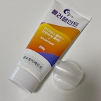 #오감리뷰 셀렉션 프로그램을 통해 제품을 제공받아 직접 사용하고 스타일링한 후기입니다.

🏷️ 친정집 현관 셀프 보수 프로젝트 🎨

친정집 대정리하면서 현관 하단까지 손봐줬어요! 🏠

보통 이런 현관 하단은 타일로 마감된 곳이 많은데, 
친정집은 페인트로 마감되어 있더라구요
세월이 지나면서 페인트가 군데군데 벗겨지고 얼룩덜룩해져서 
볼 때마다 신경 쓰였는데,
마침 오감리뷰를 통해 달나라 결로방지 롤러페인트를 사용할 기회가 생겨 직접 칠해 보기로 했답니다😊

제품은 200g 용량으로, 롤러가 달려 있어 필요한 부분에 직접 페인트를 바를 수 있는 타입이에요!!
제가 작업해야 했던 곳도 현관 하단의 좁은 부분이라 롤러로 작업하기에 편리하겠더라구요👍🏻

먼저 벽면의 먼지를 제거한 뒤, 바로 롤러페인트를 발라주었어요. 
따로 밑작업을 하지 않았더니 한 번 칠하는 것으로는 기존의 얼룩과 벗겨진 흔적이 충분히 가려지지 않아 3~4회 정도 덧발라 주었답니다. 

작업하면서 기존에 지저분하게 드러나 있던 부분이 흰색으로 덮여가는 게 눈에 보이니 뿌듯하더라구요😆
페인트 작업을 마친 뒤에는 다이소 실리콘으로 타일 틈새 부분도 마감해 줬어요!!🫶🏻

역시 눈에 거슬리는 곳은 맘먹고 정리해 줘야 해요!!
작은 부분을 손봤을 뿐인데 한결 깔끔해진 느낌🤭

달나라 롤러페인트는 제품 설명에 따르면 규조토 성분이 습기를 흡수하거나 배출해 결로 방지에 도움을 주는 페인트라고 해요👍🏻
특히 현관처럼 계절에 따라 실내외 온도 차이를 느낄 수 있는 공간은 겨울철 결로 관리도 신경 쓰이잖아요.

아직 결로 방지 효과를 직접 확인한 것은 아니지만, 
평소 신경 쓰이던 현관 하단을 정리하면서 결로 관리까지 고려해 볼 수 있다는 점이 마음에 들었어요🧐

이번 작업을 통해 느낀 건 꼭 전문적인 시공을 하지 않더라도 집 안의 낡고 지저분해진 부분을 조금씩 손봐 주면 공간의 인상이 달라진다는 거예요🙉

완벽한 마감을 목표로 하기보다는 직접 할 수 있는 범위에서 하나씩 정리해 보는 것도 좋은 방법인 것 같아요🙌🏻

#달나라롤러페인트 #결로방지페인트 #롤러페인트 #결로방지 #페인트칠 #셀프페인팅 #셀프보수 #부분페인팅 #셀프인테리어 #현관인테리어 #현관보수 #집수리 #셀프집수리 #홈케어 #친정집정리 #현관셀프인테리어 #현관셀프보수 #친정 #친정집 