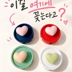🔌 콘센트에 하트 하나 꽂았을 뿐인데!

집을 꾸미다 보면 은근히 신경 쓰이는 콘센트,
예쁘게 꾸며놓은 공간에서도 콘센트가 그대로 보이면 뭔가 아쉽더라구요.
사진 찍을 때마다 가리기에 급급했던 적도 많았어요😂

그러다 발견한 귀여운 하트 모양 콘센트 마개🩷
다양한 색상으로 공간에 어울리게 골라 꽂을 수 있고, 사용하지 않는 콘센트에 먼지나 이물질이 들어가는 것도 줄여줘요.

어린아이나 반려동물이 있는 집에서도 콘센트 구멍을 관리하는 데 도움이 될 수 있어 더욱 실용적이에요. 말랑한 실리콘 소재에 하트 손잡이까지 있어 꽂고 빼기도 편리하구요!

주방부터 거실, 침실, 홈카페 존까지 공간마다 어울리는 색으로 골라 꽂아봤어요.
이제는 굳이 가리지 않아도 귀여운 인테리어 포인트가 되는 것 같아요✨







#콘수프기록집 #예쁜템최고야 #콘수프기록 #콘센트마개 #콘센트커버 #예쁘게가리기 #예쁜살림템 #오늘의가든 #오늘의집 #가을인테리어 #가을맞이 #컬러인테리어  #가을담은우리집 #소품인테리어 #원룸 #원룸인테리어 #원룸꾸미기 #자취방 #자취방꾸미기 #자취방인테리어 #살림살이 #내돈내산 #작은방꾸미기 #원룸공간분리 #비포애프터 #1평인테리어 