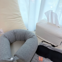 #오늘의우리집 #콘수프기록집 
여행가기전 필수품인 목베개를 새로 들였어요!
처음 사용해 봤는데 생각보다 착용감이 좋아서 만족스러웠어요! 
폭신폭신하면서도 목을 단단하게 받쳐주는 느낌이라 차 안에서 장거리 이동할 때나 집에서 소파에 기대어 쉴 때 사용하기 좋더라고요
목에 맞게 자유자재로 조절할 수 있어서 내 몸에 맞춰 편안하게 사용할 수 있는 점도 마음에 들었어요🩶
원단도 부드럽고 마감이 깔끔해서 고급스러운 느낌이 들고, 피부에 닿아도 까슬거림 없이 편안했어요
그레이 컬러라 깔끔하고 세련된 데다 남녀 모두 잘 어울리는 디자인이라 가족끼리 함께 사용하기에도 좋을 것 같아요
휴대하기에도 부담스럽지 않아 차에 하나 두고 사용하거나 집에서 휴식할 때 꺼내 쓰기에도 딱이에요
비슷한 디자인의 제품은 가격대가 꽤 있는 편인데, 이 제품은 2만 원도 안 되는 가격에 착용감까지 좋아서 가성비도 만족스러웠답니다😍
#목베개 #목쿠션 #여행필수템 #차량용목베개 #차량용품 #차량인테리어 #차안필수템 #집콕템 #휴식아이템 #목편한쿠션 #목쿠션추천 #목베개추천 #가성비템 #가성비추천 #생활용품추천 #일상템 #데일리템 #홈라이프 #집에서휴식 #장거리운전필수템 #드라이브필수템 #여행준비물 #선물추천 #육아맘일상 #살림템추천