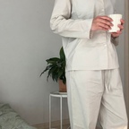 #오늘의집을통해제품을제공받아직접사용한후기입니다.

파자마 고를 때 은근히 따져보는 게 진짜 많아요.
얼마나 몸에 착 감기는지, 집에서 움직일 때 편한지, 피부에 닿았을 때 부들부들한지 이런 거 다 보게 되더라고요. 

아무래도 집에서 편하게 쉴 때 입는 옷이라 그런지 휴식을 위해서라도 더 꼼꼼하게 보게 되는 것 같아요🤔

이번에 입어본 건 고밀도 순면 퍼케일 파자마인데 천연 코튼 100%에 60수 순면 원단이에요.

퍼케일 특유의 그 바스락거리는 촉감이 몸에 달라붙지 않아서 산뜻하고 쾌적하게 입기 딱 좋은 소재!

핏도 전체적으로 여유 있는 편이라 집에서 돌아다니거나 뒹굴거릴 때도 편하고 입고 있는 내내 진짜 편했어요👍🏻 

매일 입는 파자마는 세탁이랑 관리도 중요하죠~?
피부에 직접 닿는 옷이기도 하고 잠잘 때뿐만 아니라 집에서 여유롭게 있을 때 계속 입게 되잖아요. 

이건 자주 세탁해도 부담 없고, 세탁 후 툭툭 털면 되니 관리도 너무 편해요!

착용감도 편하고 촉감도 마음에 들어서 데일리 파자마로 손이 진짜 자주 갈 것 같아요😆
오래 입을 수 있을 것 같고, 선물해도 진짜 좋아할 것 같은 파자마예요. 색상도 다양하고 사이즈도 넉넉해서 커플로 입기에도 딱 좋아요🤍

집에서 보내는 시간만큼은 편안하게 보내고 싶고, 입었을 때 기분 좋은 파자마 찾고 있다면 완전 추천해요🤍

#오늘의집레이어 #layer #오늘의집layer체험단 #순면잠옷 #퍼케일잠옷 #긴팔파자마 #잠옷추천 #홈웨어추천 #레이어체험단2609