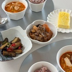 🌟
🍽️오늘의 메뉴
- 갈비찜 
- 가지볶음
- 계란말이
- 순두부찌개

지난 명절 맞이해 처음으로 갈비찜을 해봤어요~!!! 코스트코에서 갈비살 사와 뼈 없는 갈비찜을 했는데 아주 푹 끓이니깐 동글동글 감자들이 다 녹아버렸...😂 당근과 감자도 동글동글 깎았더니 마치 귤과 사과 같죠??😁
갈비찜만 먹기에 아쉬워서 아주 쉬운 가지볶음 휘리릭 하고
최애 계란말이 해서 한끼 뚝딱 했습니닷🌟
명절 끝나고 중국 출장까지 연달아 다녀오니 몸무게가....👀 체중계가 고장난줄 알았어요..? ㅎㅎ 그래도 맛있는거 먹고 행복한게 최고죠🎶🎶히히

아참! 생일선물로 받은 테이블 매트 개시했는데 요거 너무 좋아요🧡 빨간거 잔뜩 묻혀도 쓱 닦이니 관리하기 너무 편하더라구요👍🏻친구 고마와🫶🏻

 #신혼은뭐먹집 #신혼밥상 #집밥 #집밥요리 #집밥기록 #오홈스토랑 #오늘의집  #오늘의집에서샀어 #오늘의식탁 #홈스토랑 #홈스윗홈 #디너 #디너플레이트 #디너테이블  #한상차림 #오늘의집 #콘수프기록집 #갈비찜 #요리 #계란말이
