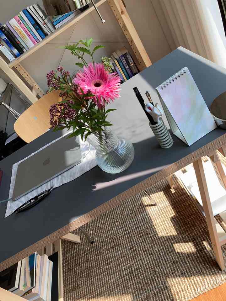 部屋に日焼けがよく入って、どんどん花や植物を入れるようになる.. 🫪  #이케아 #우디 #우디인테리어 #집꾸미기 #플랜테리어 