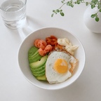 🥑 요즘 푹 빠진 아보카도 명란 덮밥

요즘 간단하게 한 끼 먹고 싶을 때
자주 만들어 먹는 아보카도 명란 덮밥이에요🤍

따뜻한 밥 위에 아보카도랑 명란
반숙 계란후라이 올리고
마요네즈까지 곁들이면 완성!

별다른 반찬 없이도 든든하고
고소하면서 짭조름한 조합이 너무 맛있어서
아이들도 좋아하고 저도
요즘 계속 생각나는 메뉴예요🥹

간단하지만 예쁘게 담아 먹으면
평범한 집밥 시간도 괜히 기분 좋아지더라고요

요즘 저의 최애 한 그릇 메뉴랍니다 🥑🍚

#ftc27기 #오늘의집 #오늘의집크리에이터 #오늘의집크리에이터클래스 #아보카도명란덮밥 #명란아보카도덮밥 #아보카도덮밥 #한그릇요리 #집밥기록 #집밥스타그램 #오늘의집밥 #간단한점심 #점심메뉴추천 #간단한요리 #홈쿡 #집밥일상 #홈테이블 #테이블세팅 #먹기록 