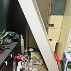 #인테리어노하우 #콘수프기록집 #맞팔 #슬라이딩틈새수납장 #틈새수납장 #쌀보관함 #쌀통 #그릇보관 #수납장보관

하하하 아침부터 진짜 무슨 진짜 큰 일이 난 줄 알았어요. 
큰 일이죠 ㅠㅠ 너무 큰 소리가 나서 남편이랑 둘 다 자다가 벌떡 일어났어요. 
진짜 잠이 확 달아난…
처음에 뭐지 뭐지 하면서 바로 이걸 찾지도 못하고 봤더니 이렇게 다행히도 주방 수납장은 말짱하더라고요.
수리비가 더 나올뻔 했는데 흔적 하나 없는 걸 보면 강화유리가 좋긴 한가봐요. 비싼 값을 하네요.
마루 바닥은 ㅠㅠ그릇에 찍혀서 찍힌 자국이 좀 있던데 잘 안보이는 쪽이라 그건 그냥 
흐린 눈 하려고요..

뚜껑만 건진 애들도 있고 뒷부분이 조금 날아가서 그냥 둔 것도 있어요..초 받침이라도 쓰려고요.
왜 인테리어 노하우냐!!
음 사실 이게 정말 잘 사용을 했는데 바퀴 부분에 좀 문제가 생겼나봐요. 겉으로 볼땐 아무 하자가 없는데 
물건을 다 빼고 해도 균형이 안맞아요. 그래서 결국 발통을 빼고 저흰 고정으로 쓸거니까 화투장을 밑에 깔아서 균형을
맞췄어요. 그래도 혹시 몰라서 맨밑에 생수를 넣어두고 깨지지 않는 물건들로만 채워놓았어요.

중간중간 잘 확인하시고 바퀴가 있어서 편리하긴 하지만 그래도 저처럼 너무 안심하지 마시고 깨지지않고 밑바닥엔 확실히 
무거운걸 위에는 가벼운걸 올려놓는게 인테리어 노하우..
아침부터 정신없이 치우고 시간 낭비하고 ㅠㅠ 그래도 한 번 올려봅니다.
그리고 그릇 아끼지말고 씁시다. 나중에 후회할 수 있어요. 

저 몇 번 못쓴 도라에몽 접시와 일본에서 사온 그릇들도 있었는데 ㅠㅠ슬퍼요.
나머지 살아 남은 애들은 그릇장에 다시 넣어두었습니다. 
처음 봤을때 너무 튼튼하다고 안심하지 말아요.
원피스 쵸파 액자도 깨졌는데 다행인건 퍼즐은 그대로 있었어요 ㅎㅎ 남편이 본드로 수습을 해서 저렇게 일단 놓았답니다.

지나가고 나니 사람 안다친게 다행이고 완전히 다 안깨진것도 다행이고 주방 수납장이 막아줘서 더 큰 참사가 나지 않았다는거.
앞에 티비가 있을 일은 없지만 그런거였다면 상상도 하기 싫네요~ 

10월에 제가 운이 좋다는데 액땜일까요^^
다행히 그릇 파편이 막 많진 않아서 긍정적으로 생각하고 있답니다.

오친님들 행복한 하루 보내세요~ 전 댓 확인도 하고는 있지만 그냥 조금씩 답방 가고 있어요. 
요새 폰으로도 좀 하고 있답니다. 천천히 찾아뵐게요~
오늘 대구는 비가 오네요. 그칠 거 같긴 해요.
감기조심하세요