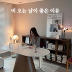 #오늘의우리집 #콘수프기록집 

비 오는 날엔 집 안의 조명을 하나씩 켜요. 💡

차갑고 어두웠던 공간이
따뜻한 불빛으로 채워지는 순간.

좋아하는 커피 한 잔과 함께라면
비 오는 날 집에 있는 시간이 더 좋아져요. ☕️🤎

평범한 일상 속 작은 행복을 기록하는
Chilling Home.

여러분은 어떤 조명이 가장 마음에 드세요?

#비오는날 #조명인테리어 #거실인테리어 #집꾸미기 #거실테이블 #거실책장 #책장인테리어 #홈카페 #cozyhome #homedecor #ambientlighting #shorts