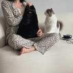 오감으로 받은 고양이 쿠션이.. 너무귀여워요
모아두니 더 예쁘던데
하얗고 작은 야옹이로 하나 더 데려올까봐요
다묘집사가 되는거죠 (?) 

#콘수프기록집 #예쁜템최고야 