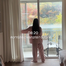 morning cleaning routine🧹
🍁 가을 풍경 감상하며 베란다 정리
요즘 단풍으로 물들어가는 창밖 풍경이 너무 예뻐서
청소하기 전 베란다에 나가 잠깐 풍경 감상하기 
매직캔 분리수거함 덕분에 분리수거가 한결 편해졌어요 
플라스틱, 비닐, 캔을 나눠서 버릴 수 있어서 베란다도 깔끔하게 정리돼요
🤍 흰 소파의 필수템, 돌돌이
흰 소파라 머리카락이 유독 잘 보여서
매일 빼놓지 않고 돌돌이로 슥슥!
간단하지만 하고 나면 훨씬 깔끔해지는 청소 루틴이에요.
🗑️ 손대지 않아도 편리한 자동 센서 휴지통
센서가 손의 움직임을 감지해 자동으로 열리니까
굳이 손으로 뚜껑을 만지지 않아도 돼서 편리하고,
냄새 차단까지 해줘서 만족하며 사용 중이에요.
귀찮아도 조금씩 정리하다 보면 기분까지 개운해지는 아침 ✨
#모닝루틴 #청소루틴 #살림템 #청소템추천 #신혼집 #신혼집꾸미기 #베란다꾸미기 #분리수거함 #돌돌이 #자동센서휴지통 #오늘의집 #오늘의집FTC #오늘의집ftc29기 