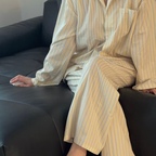 #오늘의집을통해제품을제공받아직접사용한후기입니다

잠옷이 정말 많은 편인데도 새로운 잠옷은 늘 반갑더라고요 💛
이번에 입어본 오늘의집 레이어의 refine 긴팔 잠옷 파자마 세트!
노란색 바탕에 그린 스트라이프가 더해진 디자인이라 산뜻하면서도 과하게 튀지 않아 마음에 들었어요 💛 평소 집 인테리어가 차분한 편이라 저희 집 검은색 가죽 소파에 앉아 입고 있으니 컬러가 자연스럽게 포인트가 되더라고요. 집에서 편하게 입는 옷이지만 디자인도 놓치고 싶지 않은 분들에게 너무 잘 어울릴 것 같아요.
직접 입어보니 가장 마음에 들었던 건 부드러운 촉감과 가벼운 착용감이에요! 에어핏 원단이 차르르 떨어지는 느낌이라 편안하게 입기 좋고, 구김도 적은 편이라 입고 생활할 때 깔끔한 느낌을 유지하기 좋았답니다 🤍
잠옷은 하루를 마무리할 때부터 집에서 보내는 시간까지 오래 입게 되는 옷이잖아요 🤍 그래서 예쁜 디자인뿐만 아니라 움직일 때 편안한지, 피부에 닿는 느낌은 어떤지, 관리하기는 편한지도 중요하게 보게 되는 것 같아요.
상하의 세트 구성이라 따로 맞춰 입을 필요 없이 한 벌로 깔끔하게 입을 수 있고, 카라와 단추 디테일 덕분에 단정한 분위기도 느껴져요. 소파에서 쉬거나 여유롭게 시간을 보낼 때 편안하게 입기 딱이었어요 💛
자주 입는 잠옷일수록 편안함과 관리의 편리함이 중요하다고 생각하는데, 부드러운 소재에 구김 부담까지 적어서 만족스러웠어요. 세탁 후 보풀 관리에 대한 부담을 덜 수 있도록 고려한 제품이라는 점도 마음에 들었고요!
편하게 입을 수 있으면서 디자인까지 산뜻한 잠옷을 찾고 있다면 한 번 살펴보셔도 좋을 것 같아요 🤍 집에서 보내는 평범한 시간에도 기분 좋게 입을 수 있는 파자마 세트 💛
오늘의집 레이어
refine / 부드러운 에어핏 긴팔 잠옷 파자마 세트

#오늘의집레이어 #layer #오늘의집layer체험단 #에어핏잠옷 #긴팔잠옷 #파자마세트 #잠옷추천 #홈웨어추천 #레이어체험단2609