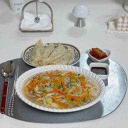 #바지락칼국수 #만두
오늘의 메뉴는 바지락칼국수와 만두입니다
따뜻한 국물요리가 먹고 싶어서 칼국수를 끓였어요 만두도 같이 먹으려고 샀는데 접시에 옮길 때 만두끼리 붙어있는 거 떼다가 피가 뜯어져서 모양이 이상해졌어요🤣🤣
양파는 채 썰고 당근과 애호박은 편하게 채칼로 썰었어요 칼국수 국물 내고 야채 먼저 넣고 끓이다가  바지락, 면 순으로 넣였어요
#오늘의장면한컷 #콘수프기록집 #예쁜템최고야 #혼자서도잘먹어요 #빌레로이앤보흐 #아우든 #사브르 #헤리터 #렉슨 #렉슨미나 #조명 #소품 #추천템 #자취 #저녁 #메뉴 #추천 #맞팔 