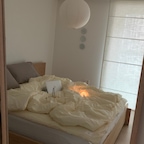 비가 살짝 내리더니 부쩍 쌀쌀해진 날씨 
슬슬 매트도 꺼내야 할 것 같은데 .. 
따땃한 침실에서 귤 까먹는 거 기다리는 사람 🍊🤤

오르디에서 선물해주신 침구로 바꿔주었는데요. 
아르베 시리즈는 60수 260T 코튼으로 탄탄하고 
에어터치를 더해 더욱 부드럽고 포근한 느낌이에요. 🛌
흐린 날에 찍어도 예쁘잖아 ♡•.  .•♡

#오늘의우리집 #예쁜템최고야 #침실인테리어 #침실꾸미기 #침실스타일링 #침구 #베딩 #오르디 