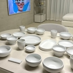 #예쁜그릇자랑 #식탁위예술
신혼 그릇으로 구매했던 솔솔푸른솔 4인 세트, 지금까지도 만족하며 아주 잘 사용하고 있어요~~ 한식을 담을 때면 유독 더 먹음직스러워 보이더라고요. 깔끔하고 단아한 디자인이라 질리지 않고, 오래도록 잘 사용할 수 있을 것 같아요 :)

#그릇추천 #솔솔푸른솔 #신혼그릇추천