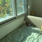 
#오늘의집을통해제품을제공받아직접사용한후기입니다 

숲뷰인 저희 집과 잘 어울리는 그린 스트라이프 이불로 아이방 분위기를 바꿔줬어요💚🌿

가볍고 따뜻한 에어로겔 솜 덕분에 갑자기 추워진 요즘 같은 날씨에 덮고 자기 딱 좋더라고요. 
저희 아이가 포근포근하다고 너무 좋아해서 소재가 뭔지 찾아봤는데, 저자극 천연 텐셀 소재와 부드러운 프리미엄 면모달이 만나 몸을 포근하게 감싸주더라구요. 도톰하면서도 가볍고, 피부에 닿는 느낌까지 부드러워요. 🤍

아이 방에서 사용하는 이불이다 보니 소재부터 안전성까지 꼼꼼하게 살펴보게 되는데요. 텐셀 모달 차렵이불은 100% 무형광에 유해물질 테스트까지 완료된 제품이라 더욱 안심이 됐어요. 게다가 세탁기와 건조기 사용도 가능해서 집에서도 간편하게 관리할 수 있다는 점이 정말 마음에 들었답니다🫧

이불 하나 바꿨을 뿐인데 초록빛 숲뷰와도 자연스럽게 어우러지고, 아이 방 분위기도 한층 더 따뜻하고 포근해진 느낌이에요🌳

작은 변화인데도 아이가 이렇게 좋아해 주니 바꿔주길 잘했다 싶더라고요💚

#오늘의집레이어 #layer #오늘의집layer체험단 #모달이불 #텐셀모달이불 #차렵이불세트 #침구추천 #침실꾸미기 #레이어체험단2609 #ftc26기 


