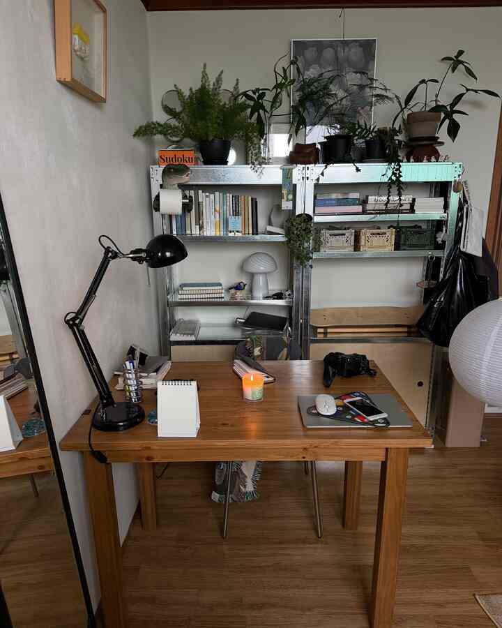 新しい棚を入れて部屋アップグレード中の最近🔨ドアウッドステイン塗り、空の壁も埋め、棚も埋めなければならないし。まだやるのがサンダミだ。棚を埋めるには本には何もないが、本2/3をアジトに持っておいて家に本がない。これは本を買うという意味ですか…🫪

＃今日の私たちの家＃コンスープレコードハウス＃デスクテリア＃デスク飾り 